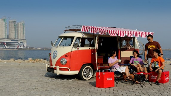Beach picnic is another family quality time. Using a VW campervan enhances it & brings comfort. Location: Pantai Mutiara, Jakarta.