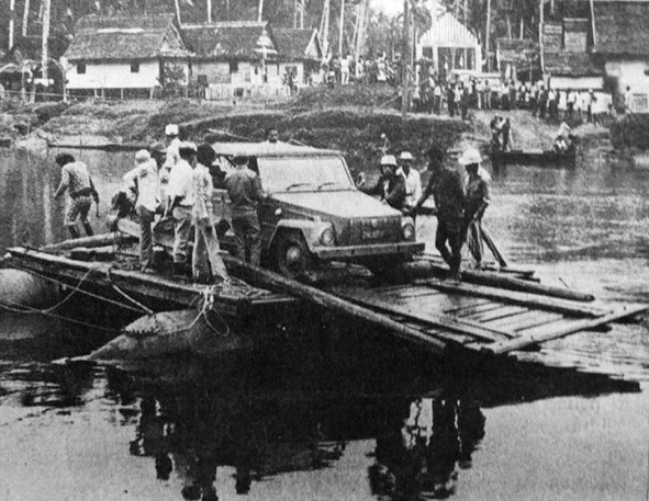 Safari sedang menyeberangi sebuah sungai antara Palu – Parigi di Sulawesi Tengah, sekitar April, sebelum PEMILU Mei 1977. Jarak antara Palu – Parigi yang hanya 84 km biasanya harus ditempuh dalam waktu 12 jam – jika pun kendaraannya selamat. Sebab jalur jalan yang dilalui tak lebih dari jalan setapak ditambah desakan arus sungai yang harus diseberangi langsung karena tanpa jembatan.