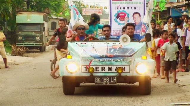 Because of the 'cabriolet style' where people can the persons in the car, VW Safari is also popular to be used for political campaign - Karena mirip cabriolet dimana penumpangnya terlihat dari luar, VW Safari juga populer untuk dipakai sebagai kendaraan kampanye politik...