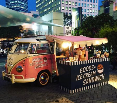 Pink Floyd selling ice cream sandwich at the recent Brightspot Fair in Senayan City, Jakarta. Photo from instagram/ingridarv